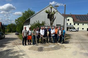 Spatenstich am 20.05.2026 für Verbundwasserleitung - 13 Personen mit Spaten