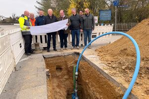 Foto: Bürgermeister Herbert Lichtinger mit den Verantwortlichen der Baustelle und des Wasserzweckverbands